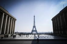 La tour Eiffel est restée fermée dimanche matin en raison de la neige et du froid, le monument parisien devant rouvrir en début d'après-midi, a indiqué sa société d'exploitation.