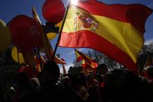 Des manifestants contre l'indépendance de la Catalogne brandissent le drapeau espagnol, à Barcelone le 18 mars 2018