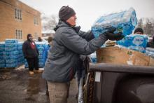 Des volontaires participent à la distribution gratuite d'eau à Flint, dans le Michigan, le 5 mars 2016