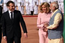 Le président français Emmanuel Macron (D) accueilli par son homologue indien Narendra Modi, le 9 mars 2018 à New Delhi