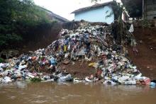 Les déchets d'une habitation autour du fleuve Citarum à Majalaya dans l'ouest de l'île de Java le 5 février 2018