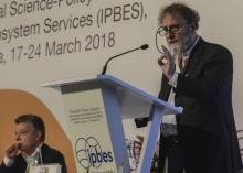 Le président de l'IPBES, Robert Watson, écouté par le président colombien Juan Emmanuel Santos, lors de son discours d'ouverture le 17 mars 2018 à Medellin