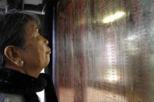 Truong Thi Hong, 76 ans, regarde le 15 mars 2018 les noms de personnes de sa famille tuées cinquante ans auparavant durant le massacre de My Lai commis par les Américains durant la guerre du Vietnam