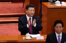 Le président chinois Xi Jinping applaudit à l'ouverture de la session plénière annuelle de l'Assemblée nationale populaire à Pékin, le 5 mars 2018