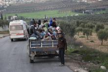 Des civils fuyant la ville d'Afrine, dans le nord-ouest de la Syrie, cible d'une offensive turque, le 13 mars 2018