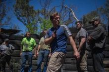 Des fermiers blancs sud-africains et des ouvriers agricoles s'entraînent au maniement des armes à Centurion en Afrique du Sud le 18 octobre 2017