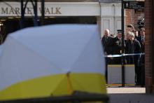 La Première ministre britannique Theresa May, le 15 mars 2018 à Salisbury, près du banc recouvert d'une tente où ont été découverts l'ex-espion russe Sergueï Skripal et sa fille Ioulia empoisonnés