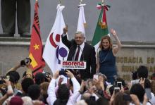 Andres Manuel Lopez Obrador (g), accompagné de sa femme Beatriz, salue ses partisans après avoir officiellement déposé sa candidature à l'élection présidentielle, le 16 mars 2018 à Mexico