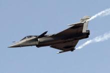 Un avion de chasse français Rafale exécute un vol de démonstration à Dubaï, le 12 novembre 2017