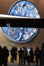 Visiteurs du stand de l'horloger suisse Zenith, le 21 mars 2018, au salon Baselworld de Bâle en Suisse