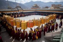 Des moines tibétains priant lors d'une cérémonie pour le nouvel an tibétain, le 1er mars 2018, dans le monastère de Rongwo, dans la province chinoise du Qinghai
