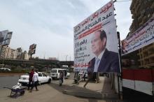 Les villes égyptiennes sont couvertes de portraits du président sortant Abdel Fattah al-Sissi, comme ici dans une rue du Caire le 23 mars 2018. M. Sissi est quasi assuré d'une réelection à l'issue du 