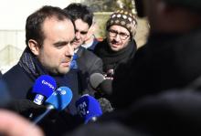 Le secrétaire d'Etat à la Transition écologique Sébastien Lecornu répond aux journalistes sur le projet Cigeo à Bure, le 23 février 2018