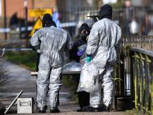 Des enquêteurs britanniques prélèvent des échantillons le 16 mars 2018 à Salisbury près de l'endroit où ont été retrouvés l'ex-agent double Sergueï Skripal et sa fille, empoisonnés avec un agent neuro