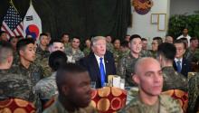 Donald Trump et le président sud-coréen Moon Jae-In dans un camp militaire au sud de Seoul le 7 novembre 2017