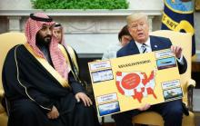 Donald Trump brandit un tableau avec les ventes d'armes à l'Arabie saoudite lors de sa rencontre avec le prince héritier saoudien Mohammed ben Salmane