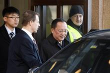 Le chef de la diplomatie nord-coréenne Ri Yong Ho (C) sort du bâtiment du gouvernement suédois à Stockholm, le 16 mars 2018