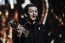L'acteur argentin Nahuel Perez Biscayart reçoit l'oscar du meilleur espoir masculin, le 2 mars 2018 à Paris