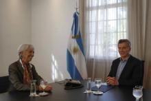 El presidente argentino, Mauricio Macri (D) se encuentra con la directora del Fondo Monetario Internacional (FMI), Christine Lagarde, el 16 de marzo en Buenos Aires