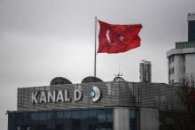 Un drapeau turc sur les locaux des médiax du groupe Dogan à Istanbul, le 22 mars 2018