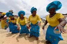 Des femmes participent à une danse rituelle lors du festival annuel de la culture des Ijaws, le 26 mars 2018 à Oporoza, capitale du royaume de Gbaramatu, au coeur de la région pétrolière du Delta (sud