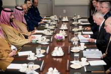 Le prince héritier saoudien Mohammad Ben Salmanet le secrétaire à la Défense américain James Mattis lors d'une réunion au Pentagone le 22 mars 2018 à Washington, DC.