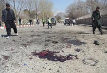 Des enquêteurs afghans sur les lieux d'un attentat suicide, le 21 mars 2018 à Kaboul