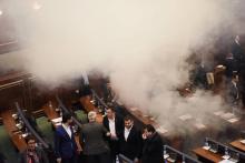 Du gaz lacrymogène est lancé parmi les députés au Parlement du Kosovo à Pristina, le 21 mars 2018