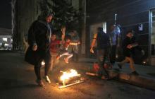 Un enfant iranien sautant sur le feu à Téhéran pour marquer la "fête du feu" à Téhéran, la capitale iranienne le 13 mars 2018