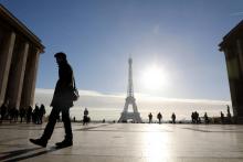 Des promeneurs sur le Parvis des droits de l'Homme, en face de la Tour Eiffel, le 14 novembre 2017 à Paris