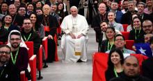 Le pape François lors d'une rencontre avec des jeunes avant l'ouverture d'un synode à Rome, le 19 mars 2018