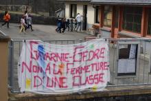 Une banderole porte la colère des parents et d'élus du village de Gavarnie-Cèdre contre la fermeture d'une classe