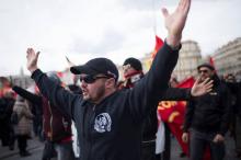 Des manifestants défilent à Marseille le 24 mars 2018 pour protester contre l'implantation du groupuscule d'extrême droite Bastion social, qui inaugure un local dans la cité phocéenne