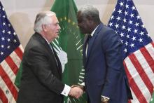 Le secrétaire d'Etat américain Rex Tillerson (à gauche) salue le président de la Commission de l'Union africaine, Moussa Faki, lors d'une visite le 8 mars 2018 à Addis Abeba.