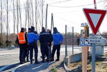Des gendarmes et employés de la SNCF, le 16 décembre 2017, sur un passage à niveau à Millas (Pyrénée