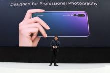 Le PDG de Huawei, Richard Yu, présente à Paris le 27 mars 2018 le nouveau smartphone de la marque, le P20, résolument axé sur l'image et l'intelligence artificielle