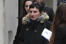 Catherine Devallonne (C) la mère de Sophie Lionnet, arrive à la Cour criminelle centrale de Londres le 20 mars 2018