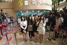 Les membres du groupe de K-pop "Red Velvet" prennent la pose pour une photo à l'aéroport international de Gimpo à Séoul avant leur départ pour Pyongyang, le 31 mars 2018