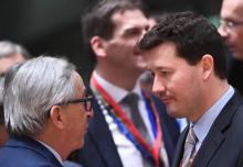 Le président de la Commission eururopéenne Jean-Claude Juncker parle le 22 mars 2018 à Bruxelles avec Martin Selmayr, secrétaire général de la Commission, dont la promotion surcite une controverse