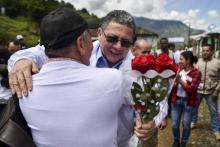 Pablo Catatumbo, ancien guérillero des Farc, est accueilli par ses partisans lors d'un meeting de campagne, le 25 février 2018 à Monteloro, un village du Valle del Cauca, en Colombie