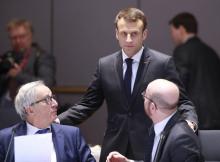Le président français Emmanuel Macron avec le président de la Commission européenne Jean-Claude Juncker et le Premier ministre belge Charles Michel au sommet européen à Bruxelles le 23 mars 2018