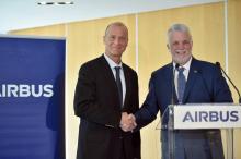 Le PDG d'Airbus, Tom Enders, avec le premier ministre du Québec, Philippe Couillard, à Blagnac le 6 mars 2018