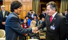 Le président bolivien Evo Morales (à gauche) salue le vice-ministre des Affaires étrangères chilien Alfonso Silva lors de la première journée d'audience devant la Cour international de justice de La H