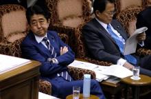 Le Premier ministre Shinzo Abe et le ministre des Finances Taro Aso sont embarassés par une affaire de falsification de documents
