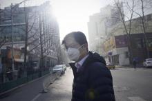 Un Chinois porte un masque de protection contre la pollution, le 3 janvier 2017 dans une rue de Péki