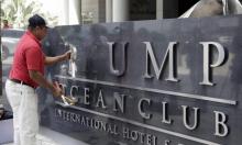 Un ouvrier enlève les lettres formant du nom Trump de la devanture de l'hôtel, le 5 mars 2018 à Panama