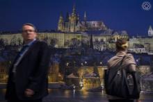 Des visiteurs passent devant une photographie géante du château de Prague au stand tchèque du Salon du tourisme de Berlin, le 7 mars 2018