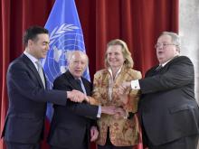 L'émissaire de l'ONU Matthew Nimetz (g) et le ministre grec des Affaires étrangères Nikos Kotzias à Athènes, le 30 janvier 2018