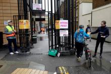 Les grévistes, ici devant l'entrée d'University College London (UCL) dans la capitale britannique, le 12 mars 2018, s'opposent à un projet de réforme des retraites