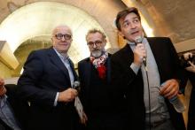Les chefs Massimo Bottura (C), Alain Ducasse (G) et Yannick Alleno (D), le 15 mars 2018, lors de l'inauguration du "Refettorio", restaurant solidaire installé dans les cryptes de l'église de la Madele